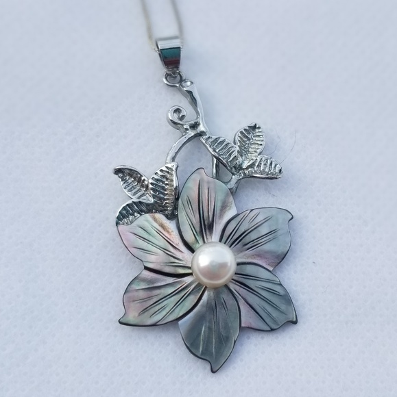 Vintage Jewelry - Floral Vintage Pendant